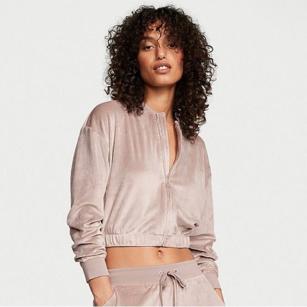 VICTORIA'S SECRET
Velour Bomber Jacket mauve size XXL NWT in packaging